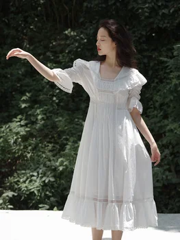 Vintage mežģīņu dāma baltā kleita
